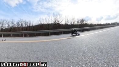 Motocyklista narazil do návěsu