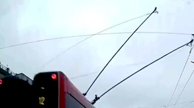 Grafitová část trolejbusu prorazila čelní sklo osobního auta a jen o fous minula řidičku