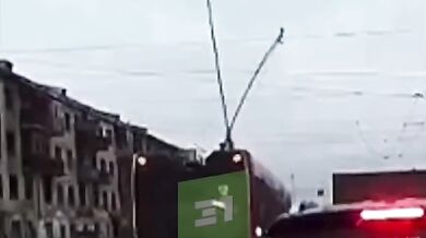 Grafitová část trolejbusu prorazila čelní sklo osobního auta a jen o fous minula řidičku