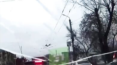 Grafitová část trolejbusu prorazila čelní sklo osobního auta a jen o fous minula řidičku