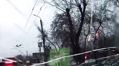 Grafitová část trolejbusu prorazila čelní sklo osobního auta a jen o fous minula řidičku