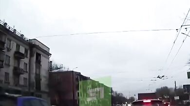 Grafitová část trolejbusu prorazila čelní sklo osobního auta a jen o fous minula řidičku