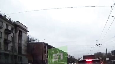 Grafitová část trolejbusu prorazila čelní sklo osobního auta a jen o fous minula řidičku