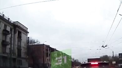 Grafitová část trolejbusu prorazila čelní sklo osobního auta a jen o fous minula řidičku