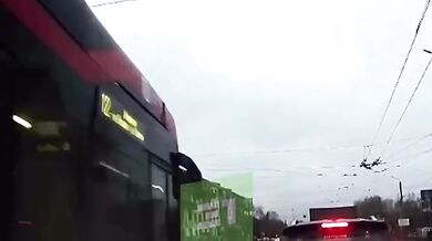 Grafitová část trolejbusu prorazila čelní sklo osobního auta a jen o fous minula řidičku