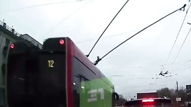 Grafitová část trolejbusu prorazila čelní sklo osobního auta a jen o fous minula řidičku