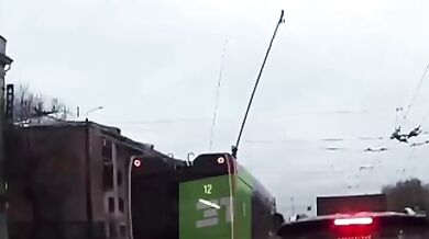 Grafitová část trolejbusu prorazila čelní sklo osobního auta a jen o fous minula řidičku