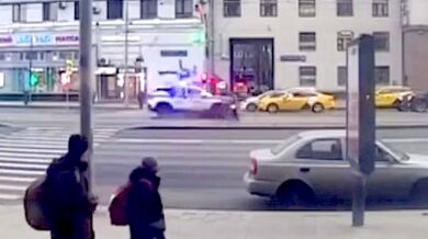 Tragická nehoda v Moskvě: Kurýr sražen policejním vozidlem