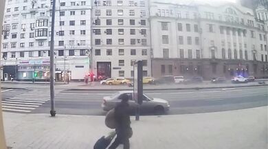 Tragická nehoda v Moskvě: Kurýr sražen policejním vozidlem