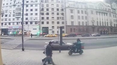 Tragická nehoda v Moskvě: Kurýr sražen policejním vozidlem