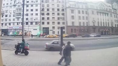 Tragická nehoda v Moskvě: Kurýr sražen policejním vozidlem