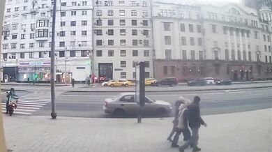 Tragická nehoda v Moskvě: Kurýr sražen policejním vozidlem