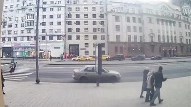 Tragická nehoda v Moskvě: Kurýr sražen policejním vozidlem