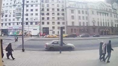 Tragická nehoda v Moskvě: Kurýr sražen policejním vozidlem