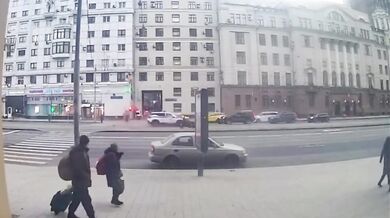 Tragická nehoda v Moskvě: Kurýr sražen policejním vozidlem