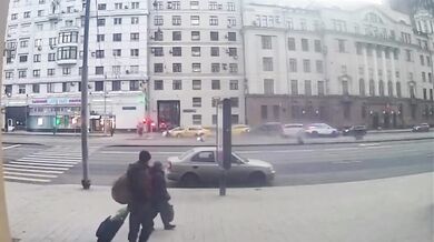 Tragická nehoda v Moskvě: Kurýr sražen policejním vozidlem