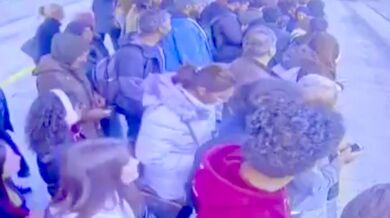 Dívka omdlela a byla sražena metrobusem v Istanbulu