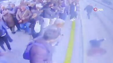 Dívka omdlela a byla sražena metrobusem v Istanbulu