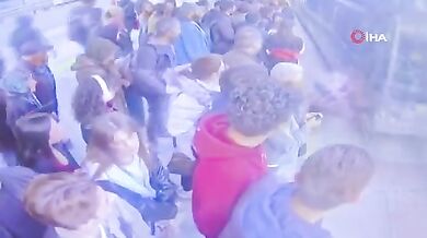 Dívka omdlela a byla sražena metrobusem v Istanbulu