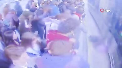 Dívka omdlela a byla sražena metrobusem v Istanbulu