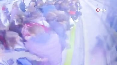 Dívka omdlela a byla sražena metrobusem v Istanbulu