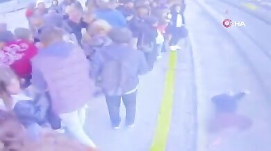 Dívka omdlela a byla sražena metrobusem v Istanbulu