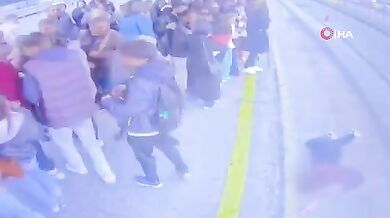 Dívka omdlela a byla sražena metrobusem v Istanbulu