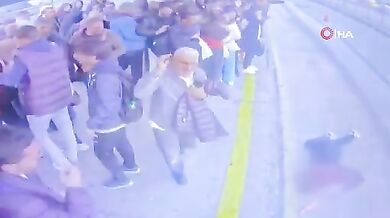 Dívka omdlela a byla sražena metrobusem v Istanbulu