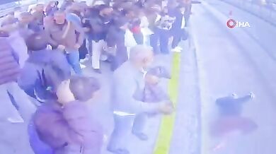 Dívka omdlela a byla sražena metrobusem v Istanbulu