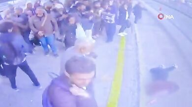 Dívka omdlela a byla sražena metrobusem v Istanbulu