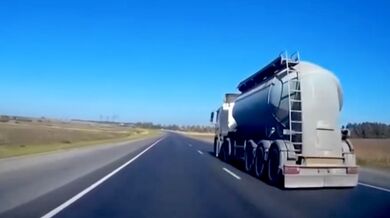 Řidič kamionu náhle najel do předjíždějícího automobilu