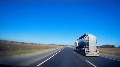 Řidič kamionu náhle najel do předjíždějícího automobilu