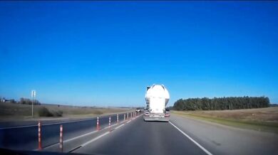 Řidič kamionu náhle najel do předjíždějícího automobilu