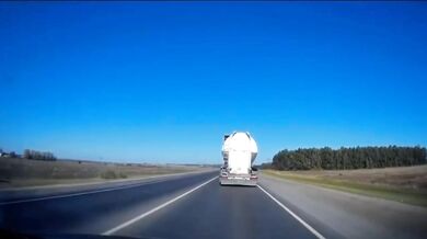 Řidič kamionu náhle najel do předjíždějícího automobilu