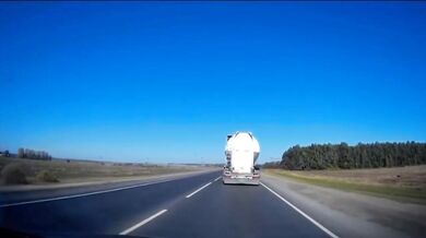 Řidič kamionu náhle najel do předjíždějícího automobilu