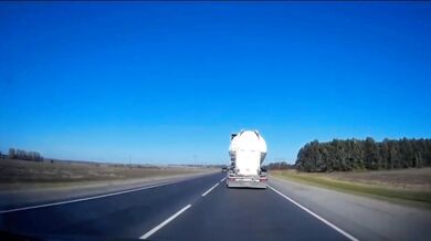 Řidič kamionu náhle najel do předjíždějícího automobilu