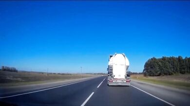 Řidič kamionu náhle najel do předjíždějícího automobilu