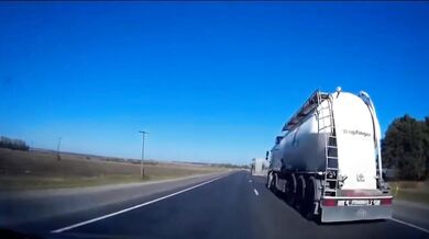 Řidič kamionu náhle najel do předjíždějícího automobilu