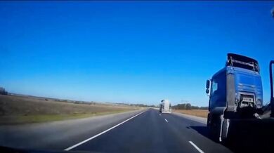 Řidič kamionu náhle najel do předjíždějícího automobilu