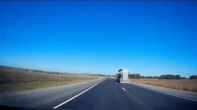 Řidič kamionu náhle najel do předjíždějícího automobilu