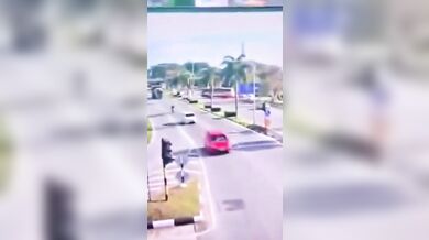 Obří nákladní vůz smetl kabinu přepravujícího kamionu