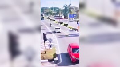 Obří nákladní vůz smetl kabinu přepravujícího kamionu