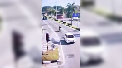 Obří nákladní vůz smetl kabinu přepravujícího kamionu