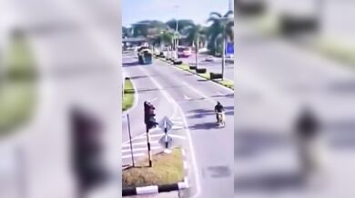 Obří nákladní vůz smetl kabinu přepravujícího kamionu