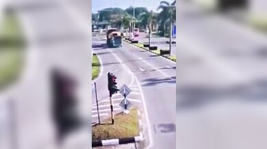 Obří nákladní vůz smetl kabinu přepravujícího kamionu