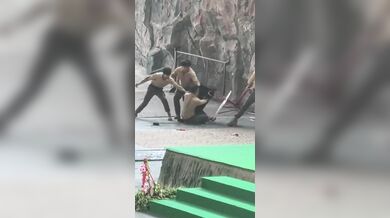 Tančící medvěd na safari parku v Číně zaútočil na cvičitele