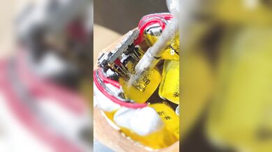 Tajná kamera ukrytá v ořechu: Neuvěřitelný DIY projekt miniaturizované špionážní techniky