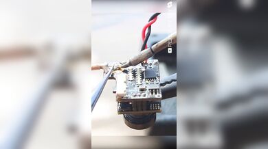 Tajná kamera ukrytá v ořechu: Neuvěřitelný DIY projekt miniaturizované špionážní techniky