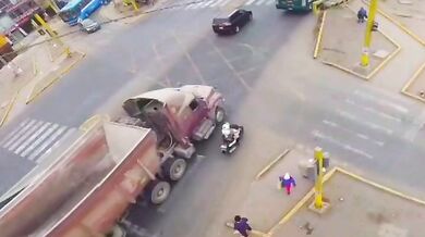 Policista zemřel po tragickém sražení kamionem