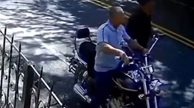 Motorkář přišel o motorku poté, co ji zničil obří balvan